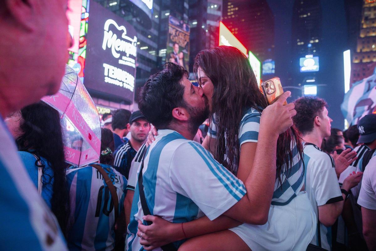 Aficionados de la selección española y  argentina de fútbol  toman Times Square antes de la final de la Copa del Mundo.