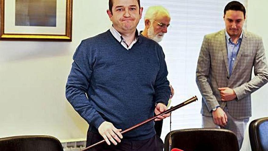 El nuevo alcalde popular de Mugardos, Juan Domingo de Deus, con el bastón de mando.