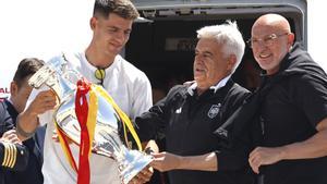 El presidente de la Real Federación Española de Fútbol, Pedro Rocha, junto al capitán y seleccionador nacionales, Álvaro Morata y Luis de la Fuente, a su llegada a Madrid tras ganar la Eurocopa de Alemania.