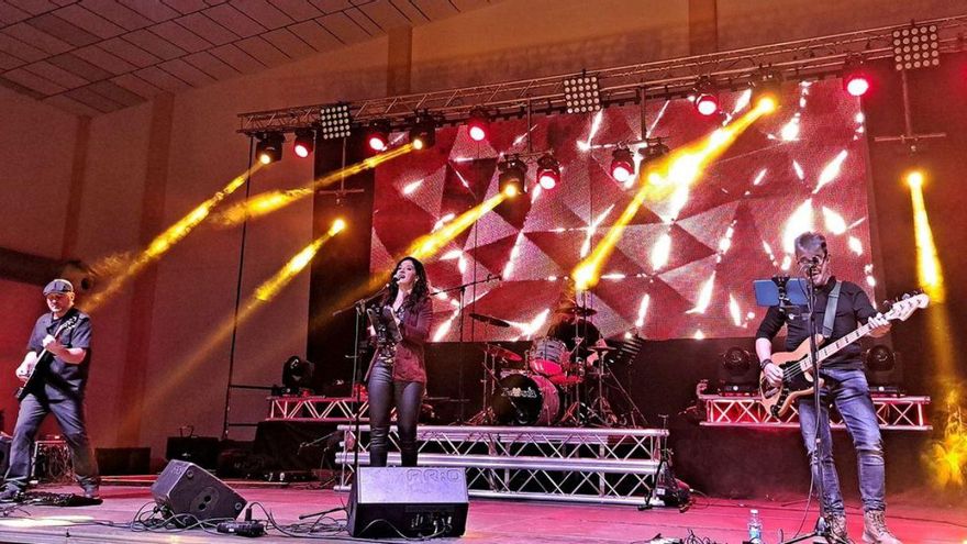 El sábado noche actuaron Insomnia y Larama, seguidos de una disco móvil. |