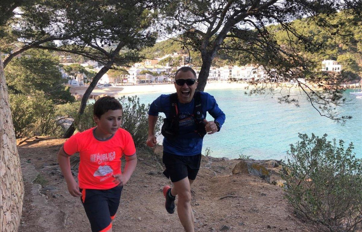 Ferran Mascaró corriendo con su hijo Josep en el camino de Ronda, en Tamariu.