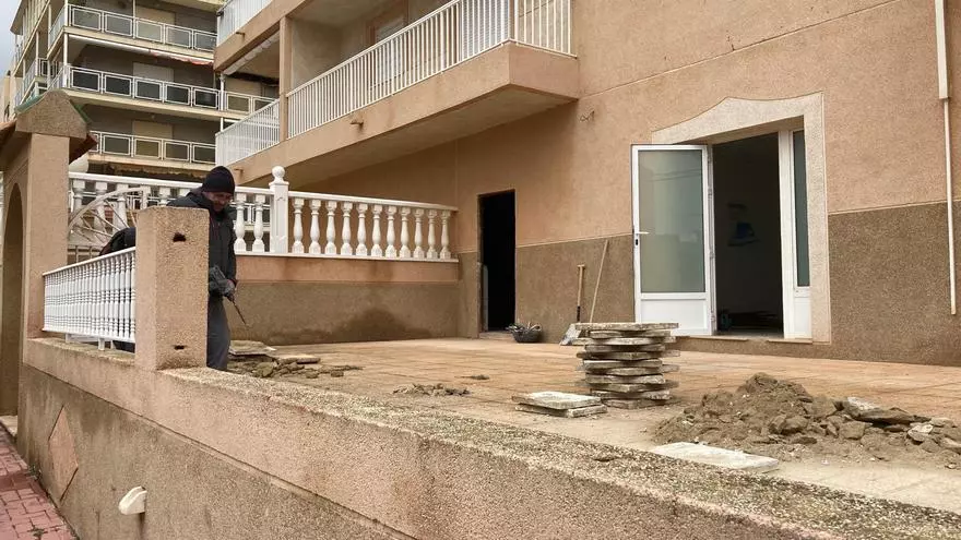 Este es el local que se está adecuando como base de las ambulancias de traslado del departamento de salud de Torrevieja