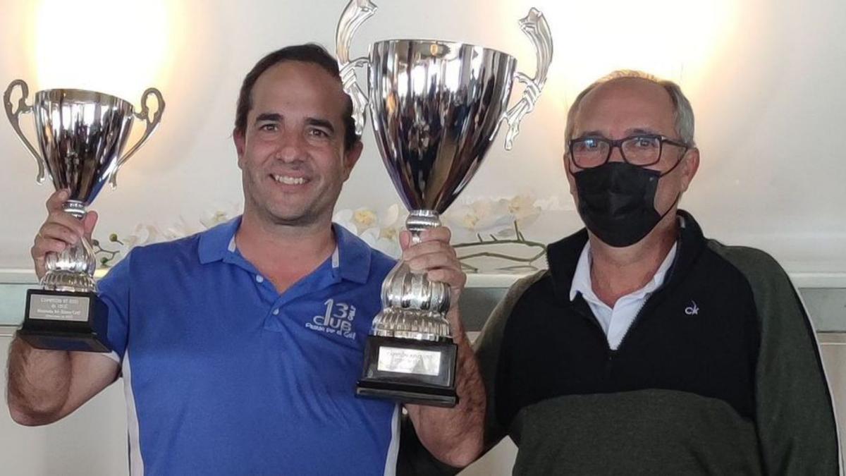 Gabriel Torrente recoge el trofeo de manos de José Luis García. | A.G.