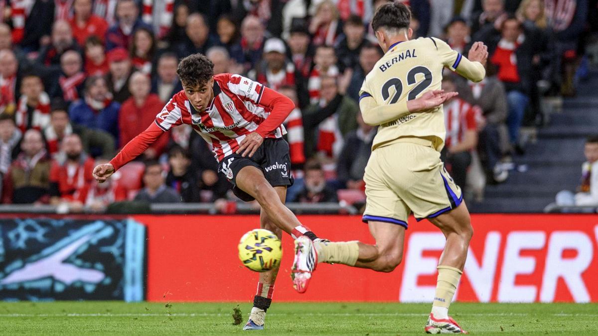 Marc Bernal, d'esquena, defensa el xut del jugador de l'Athletic Selton
