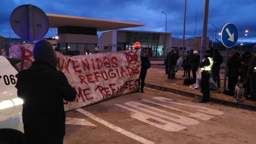 Concentración de la plataforma ayer a las puertas de la cárcel de Archidona.