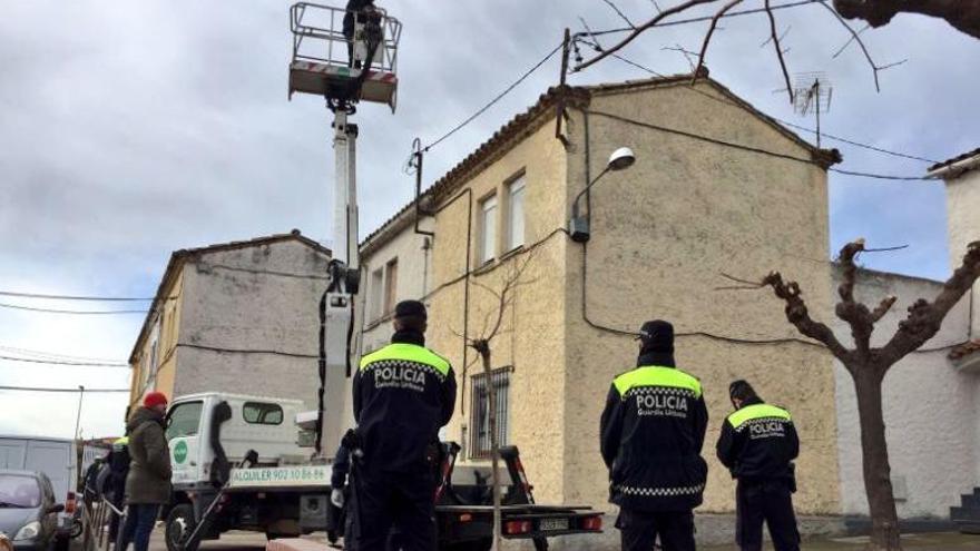 Els agents mentre els tècnics fan les inspeccions.