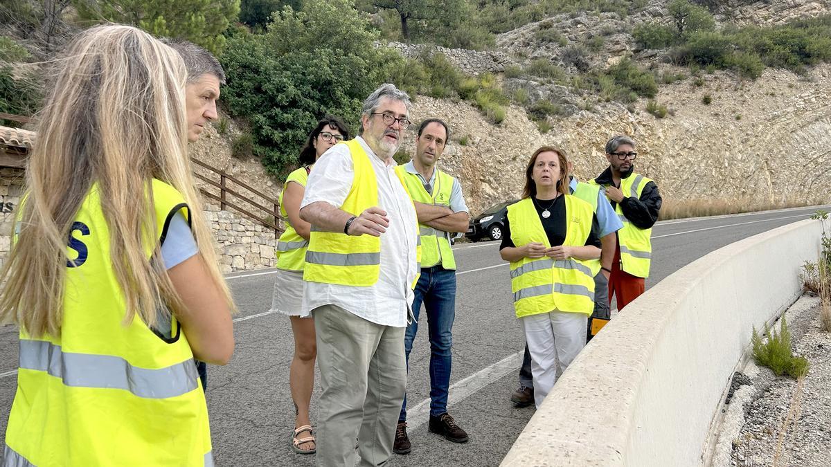 La diputada de Carreteras, Reme Mazzolari, visita Sot de Chera junto al alcalde Tomás Cervera