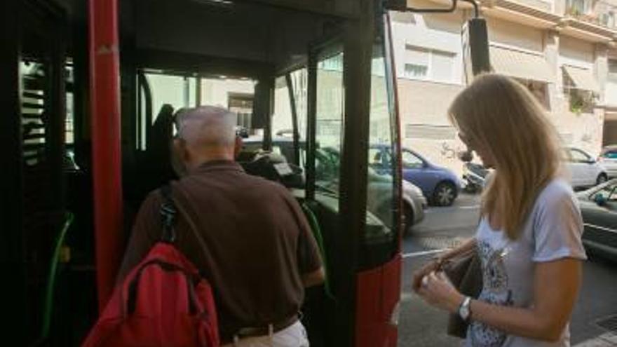 La tarifa plana de autobús será para jóvenes con más de un año de residencia