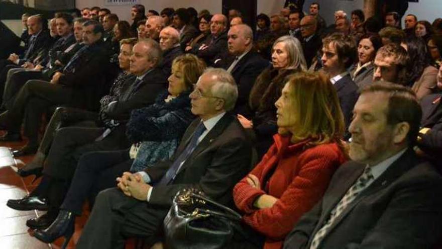 Rafael Sánchez Bargiela (1º d.) y José Luis Pera Pardina (3º d. ), durante el acto, en Ganfei. // E.G.