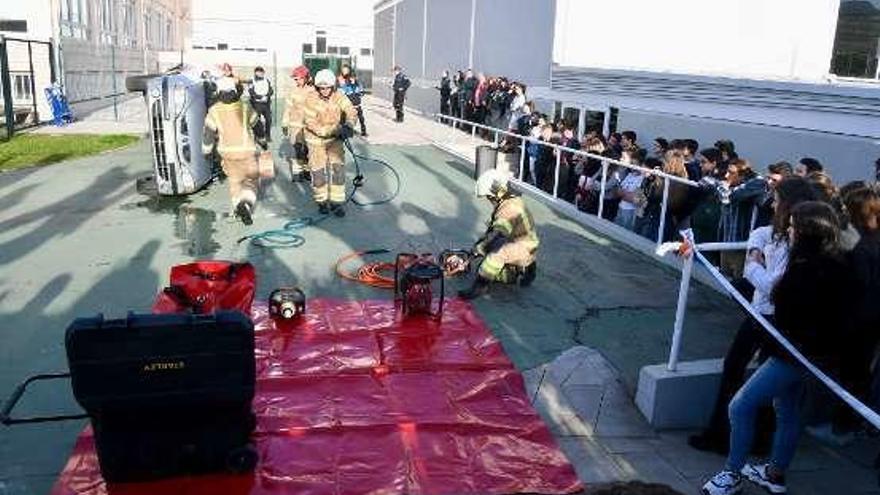 Bomberos y agentes de la Policía Local, durante el ensayo.