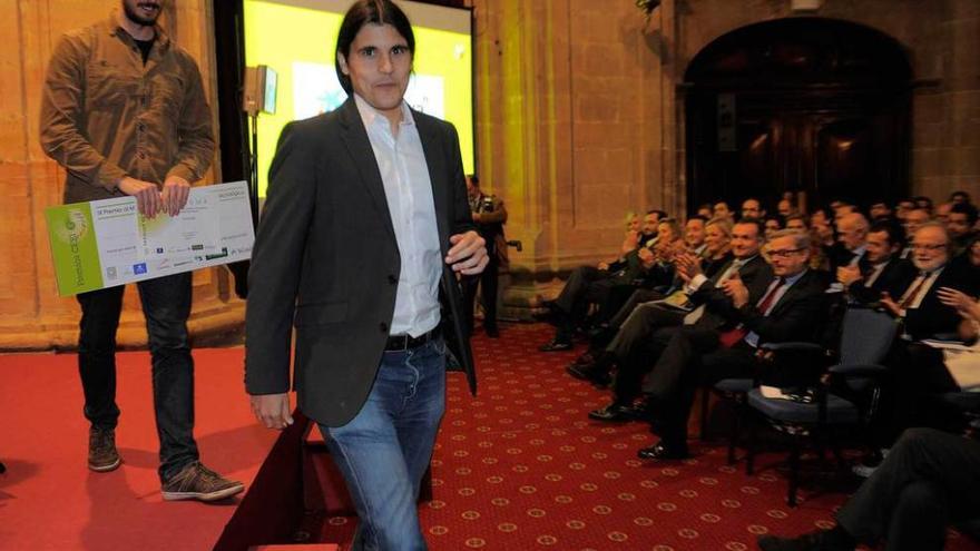 Por la izquierda, Carlos González y Pedro Sáez, tras recibir el premio del CEEI.