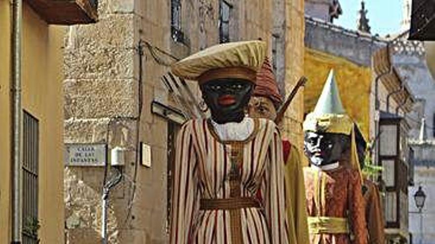 Pasacalle de Tradición y Música Popular con los gigantes de la ciudad.