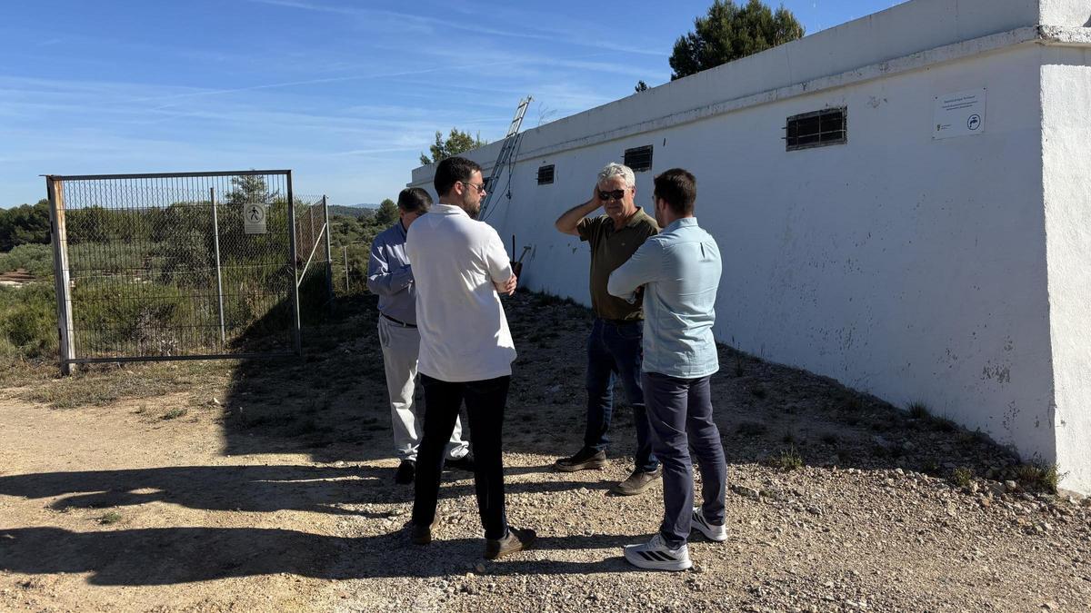Técnicos y autoridades municipales en el depósito de agua de Anna, ante el inicio de las obras de renovación.