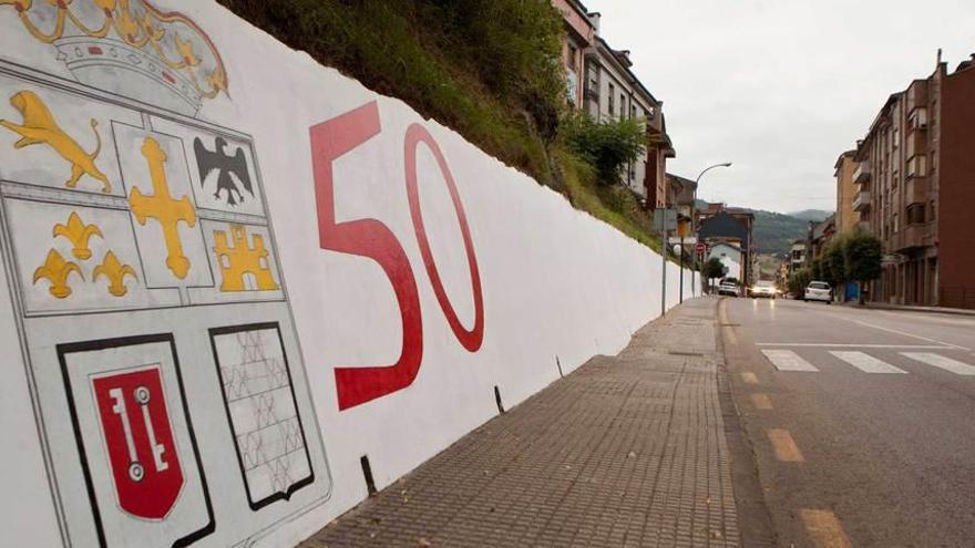 El mural del Descenso Folklórico en Laviana empieza a renovarse