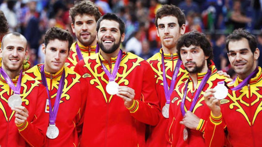 Los jugadores españoles lucen su medalla.