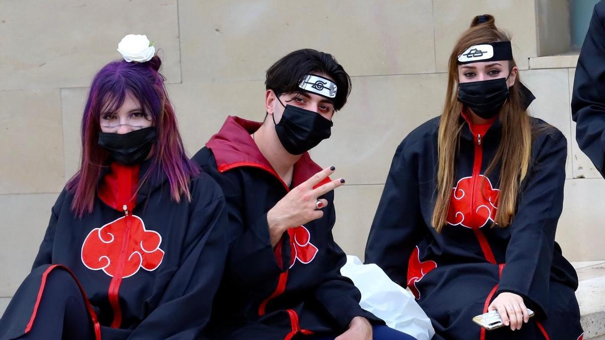 Varios jóvenes vestidos como la Organización Akatsuki, muy presente en esta decimotercera edición.