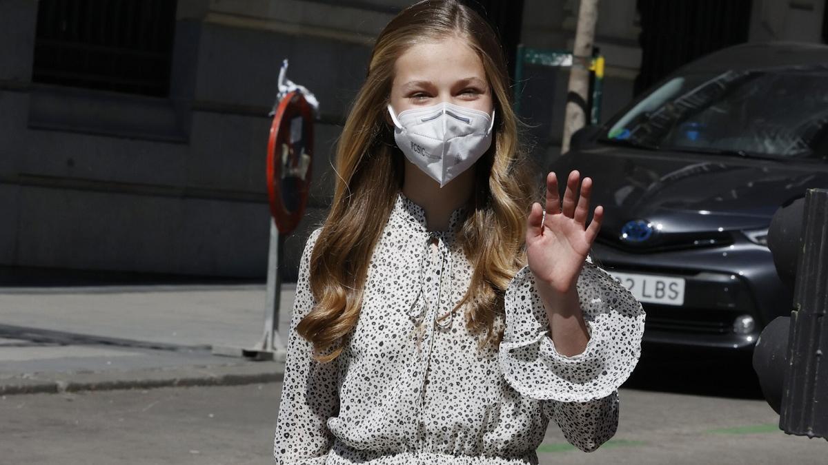 La princesa Leonor saludando en la calle al finalizar su acto en el Instituto Cervantes