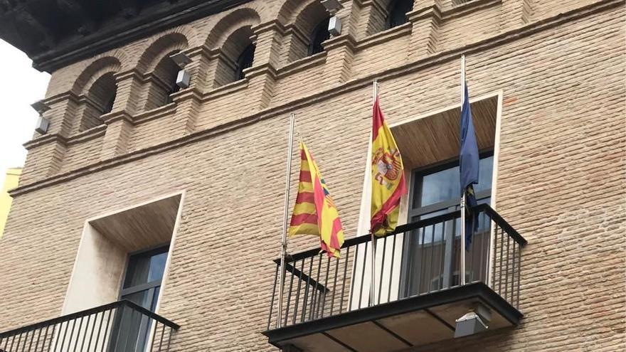 El Justicia entiende que la ley de derechos históricos no altera el uso preeminente de la bandera de España en Aragón