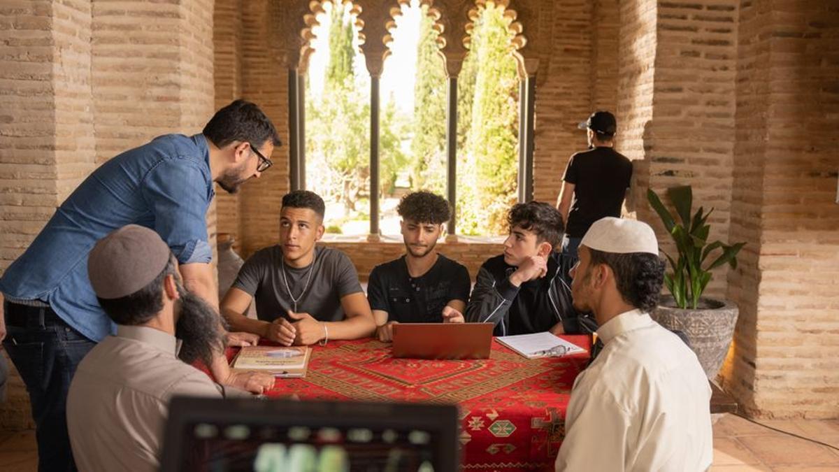 Dani de la Torre, de pie a la izquierda, dirigiendo a jóvenes actores de 'La Unidad'.