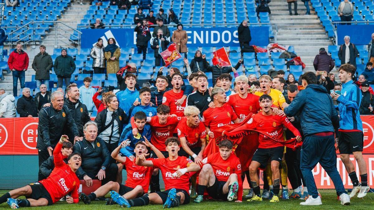 Los jugadores del Mallorca juvenil celebran su clasificación para la final