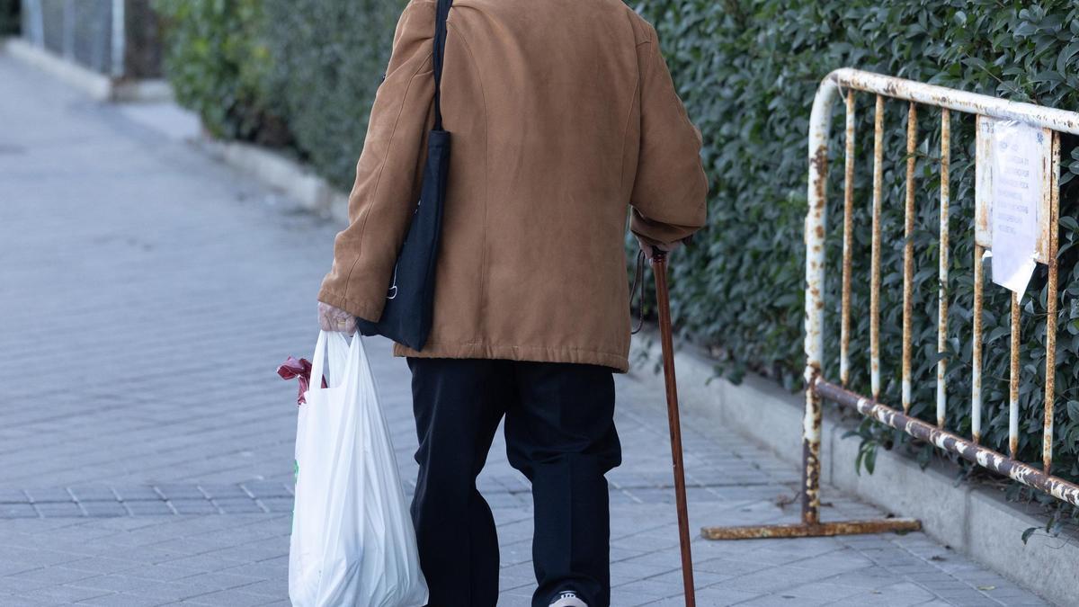 Un pensionista caminando por la calle