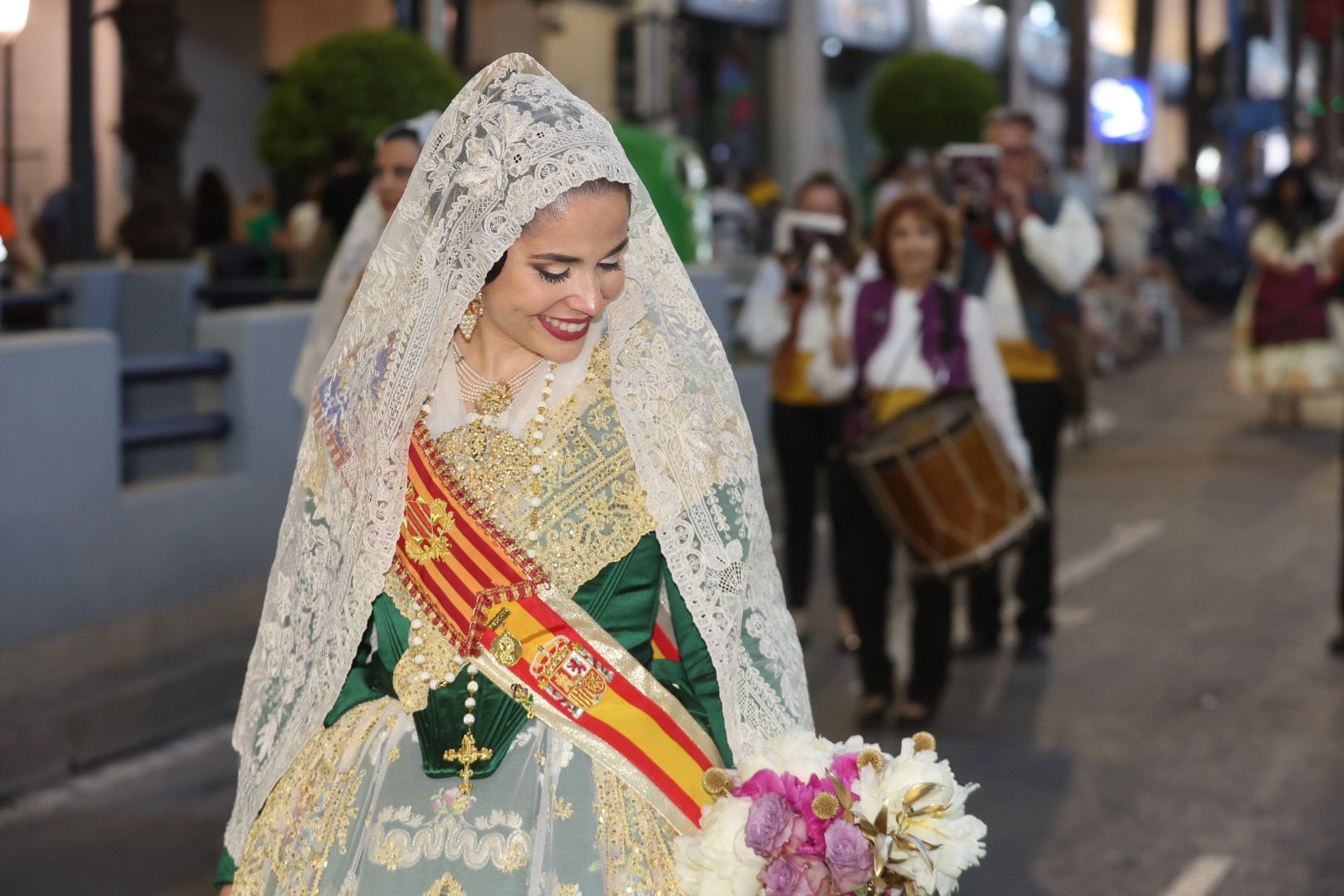 Carmen, Nerea y las dos cortes rematan la Ofrenda de Alicante