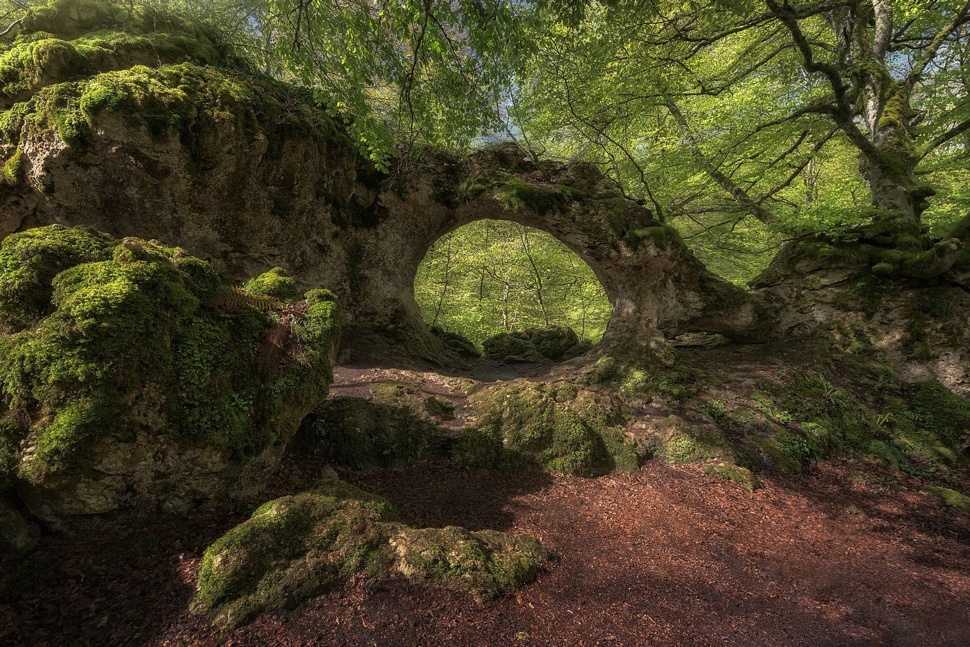 El arco de piedra natural que no parece real, pero lo es, en medio de una espectacular ruta de senderismo.