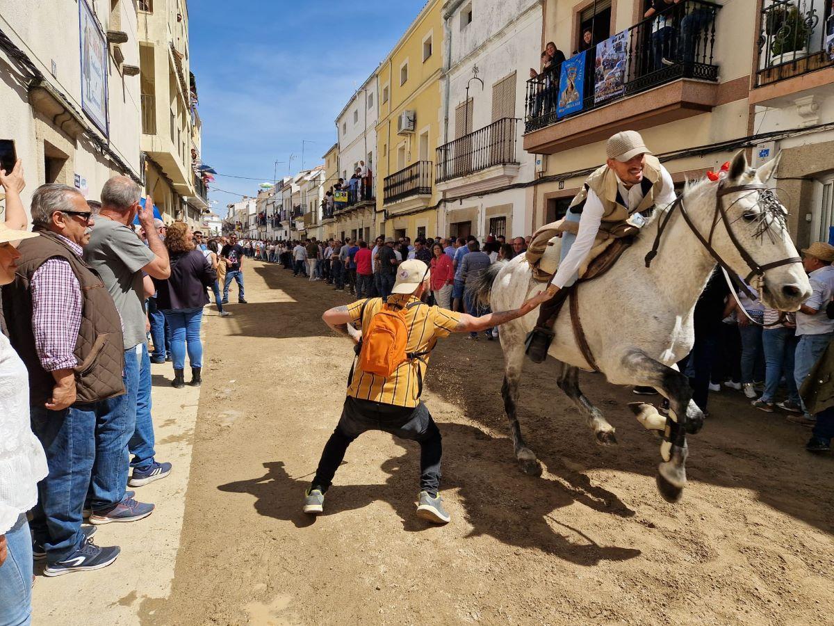 Un espectador saluda a un jinete.