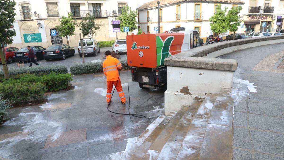 Al-Zahara pide a Sadeco que limpie las calles y frene la imagen de abandono de la ciudad