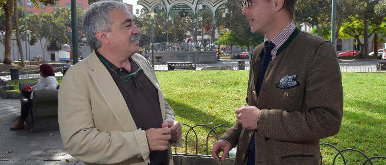 En la imagen, Manuel Benítez, a la izquierda, dialoga con Tilman Kuttenkeuler, el pasado jueves en el parque de San Telmo.