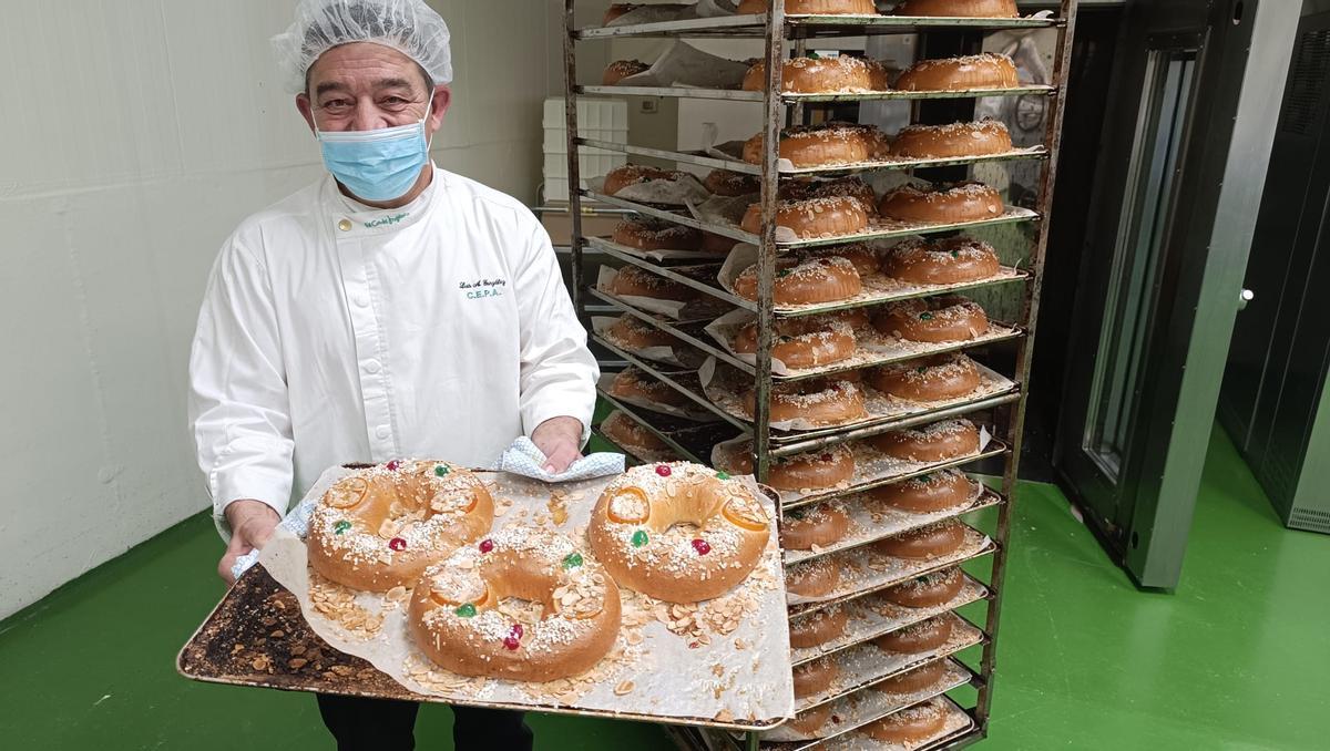 El jefe de Pastelería con roscones recién salidos del horno