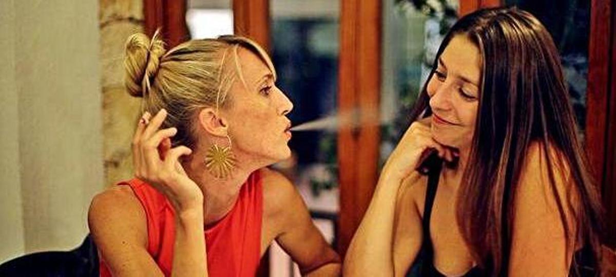 Fotograma de 'Eivissa' con las actrices Maya Maria Drücker (a la izquierda) y Lenka Arnold, la protagonista.