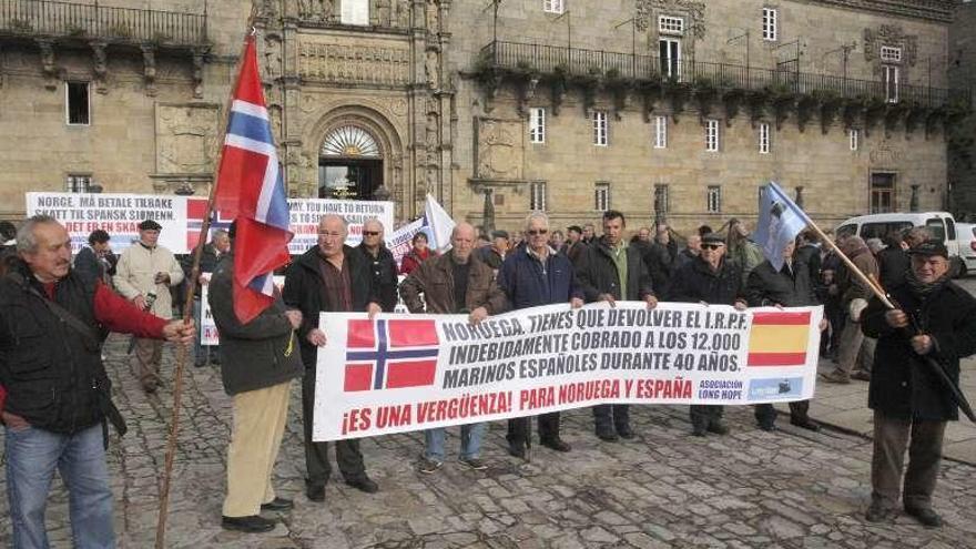 Los marinos de Long Hope en la manifestación de ayer en Santiago.