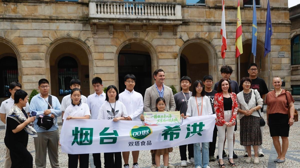 La delegación de estudiantes procedentes de Yantai junto Jorge González-Palacios. Concejal de Relaciones institucionales y Juventud y Laura González, técnica del área de Relaciones Internacionales del Ayuntamiento de Gijón