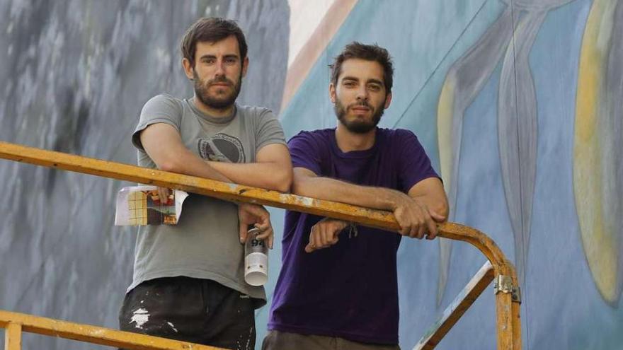 El artista vasco de la empresa Arte y Muralismo, Luis Olaso (derecha) y su ayudante Aarón Diego.