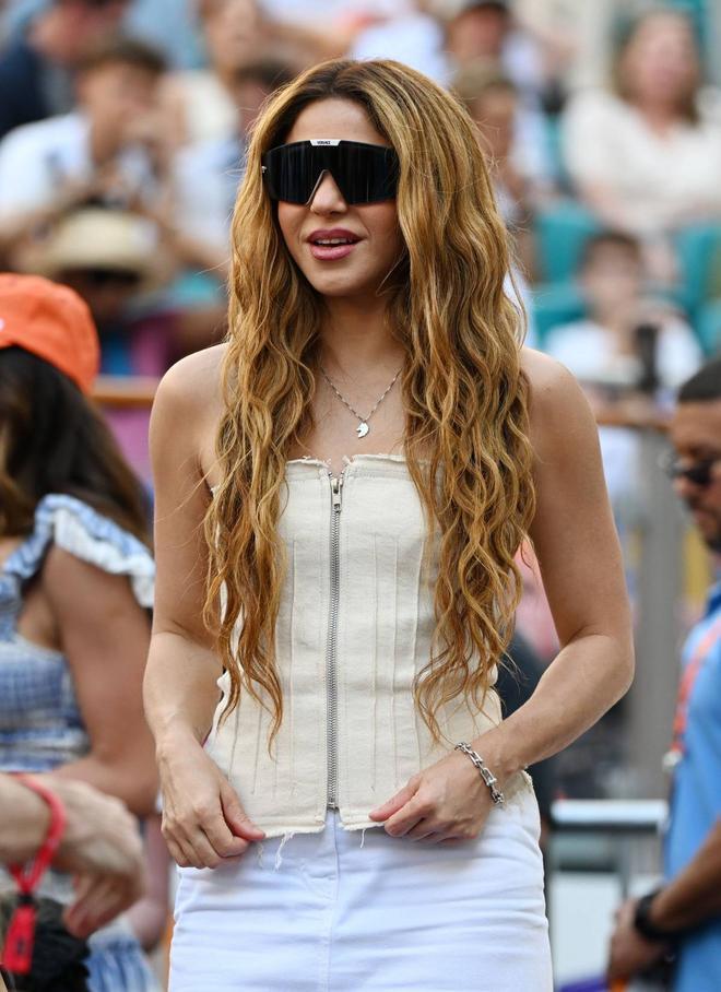 Shakira con minifalda, top tipo corsé y colgante de loba