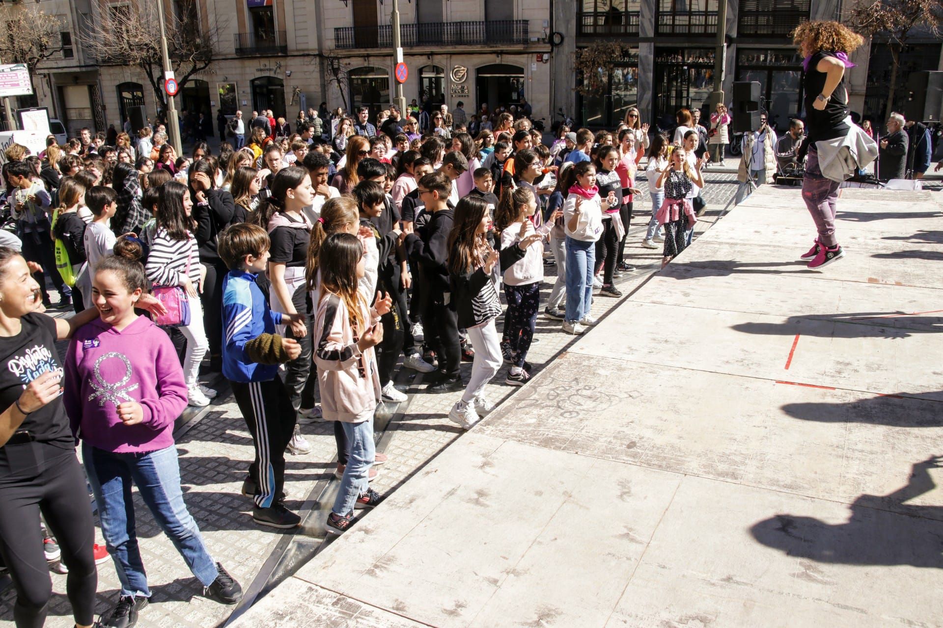 8M en Alcoy | Colegios, Ayuntamiento y residentes del centro de Mayores Emilio Sala salen a la calle