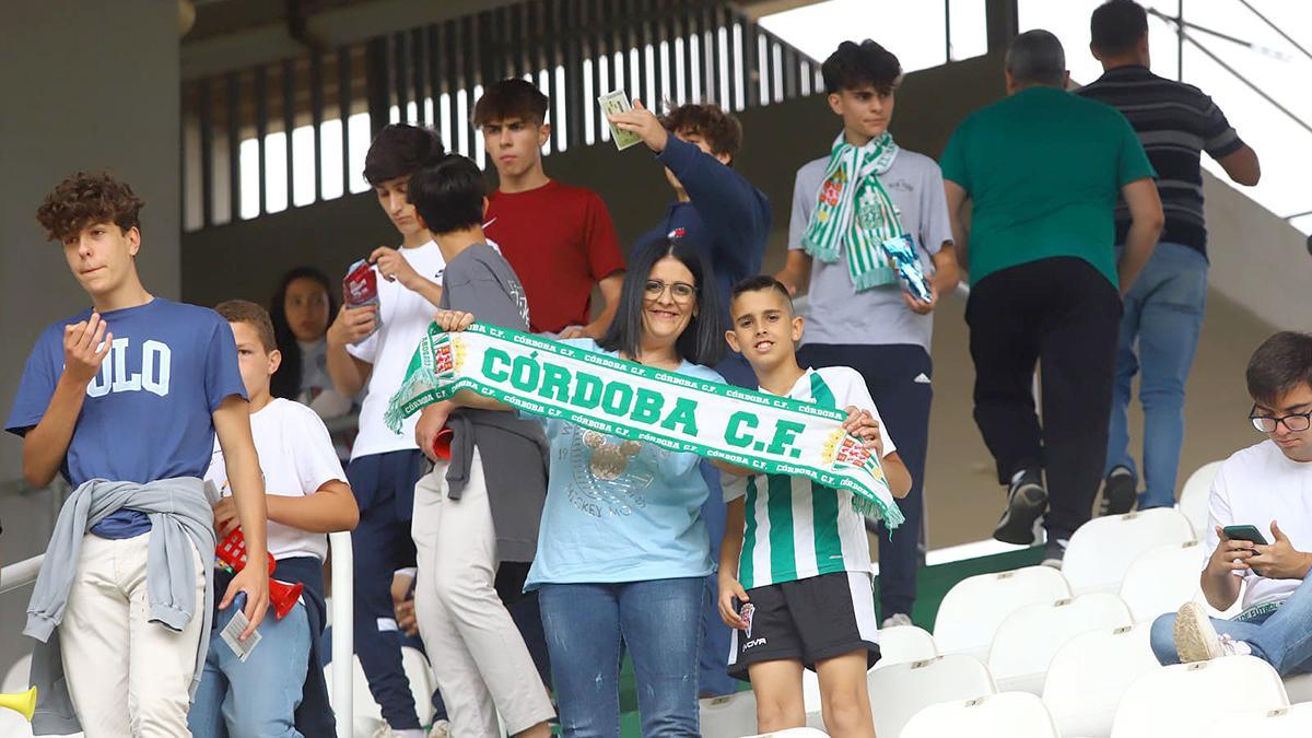 Las imágenes de la afición en el Córdoba CF - Badajoz