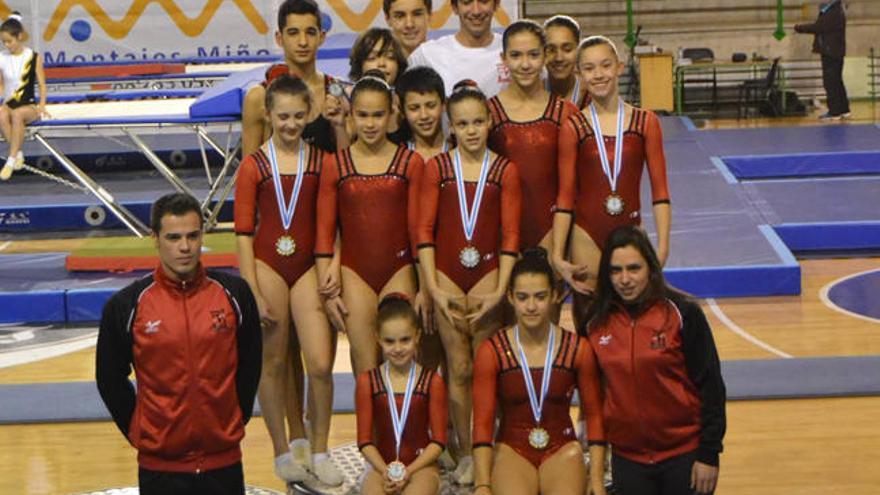 Los miembros del club posan con sus medallas // Club Sieiro