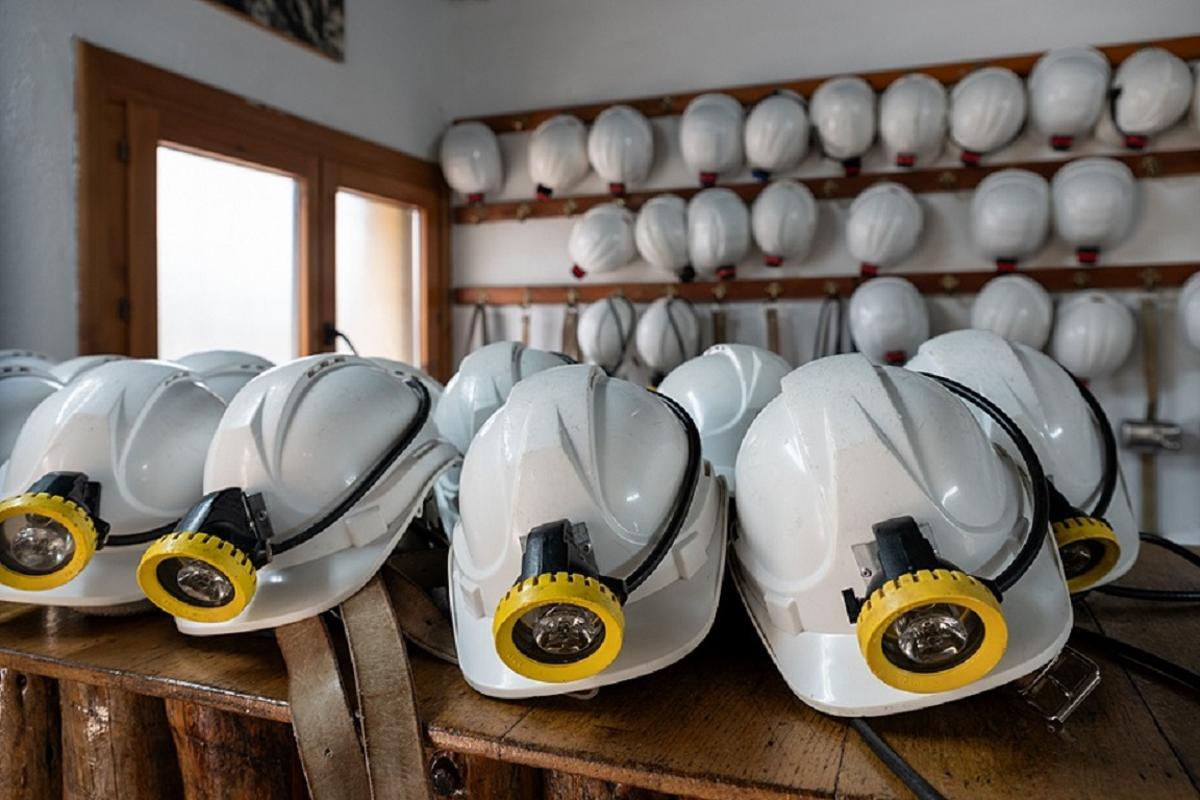 Los visitantes acceden al Museo Minero de Escucha equipados con elementos de protección similares a los utilizados por los profesionales.