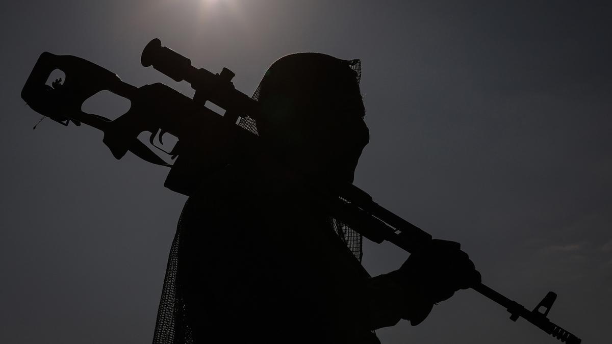 Un soldado en posición durante un entrenamiento militar realizado por la Brigada de Respuesta a Emergencias (ERB) iraquí de las Fuerzas de Operaciones Especiales del Ministerio del Interior en un campo de entrenamiento en la base aérea de Bagdad.