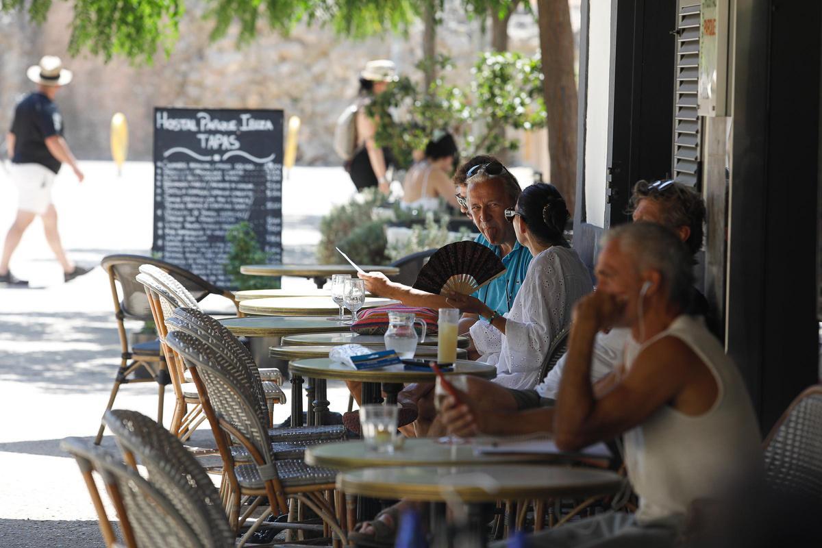 Turistas en una terraza de Ibiza, en el verano de 2022.