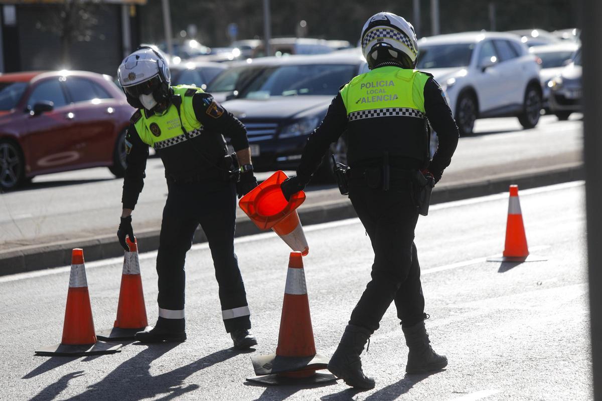 Dos agentes montan un control en la salida de València hacia Picanya.