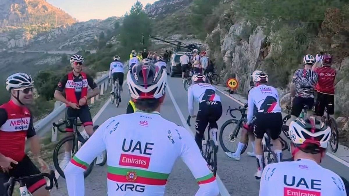 Los ciclistas pusieron pie a tierra en la última y larguísima recta de la subida al Coll de Rates