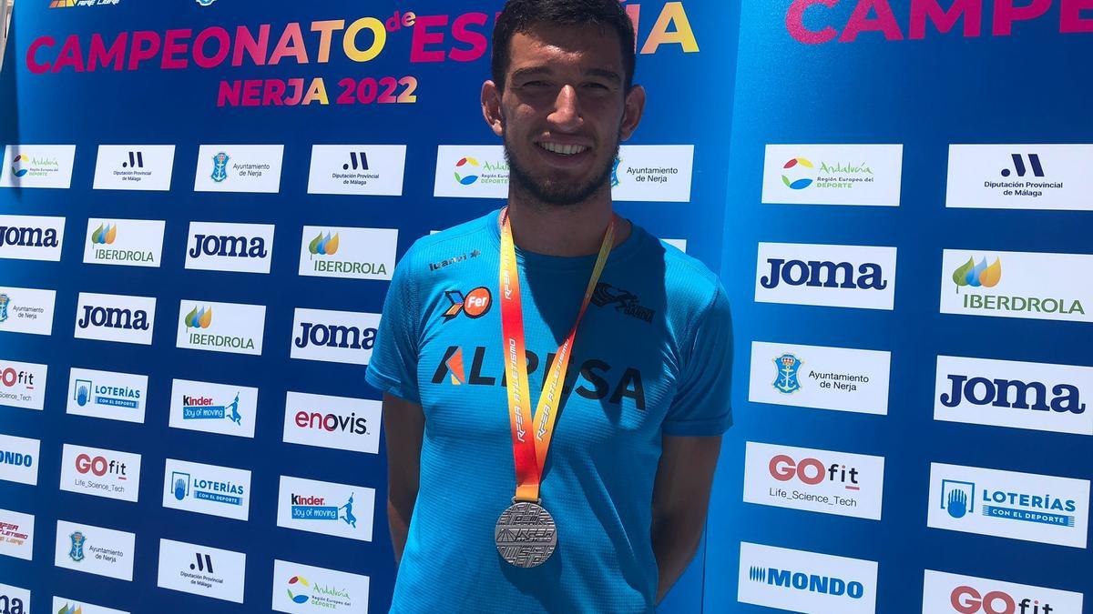 Quique Llopis con la medalla de subcampeón