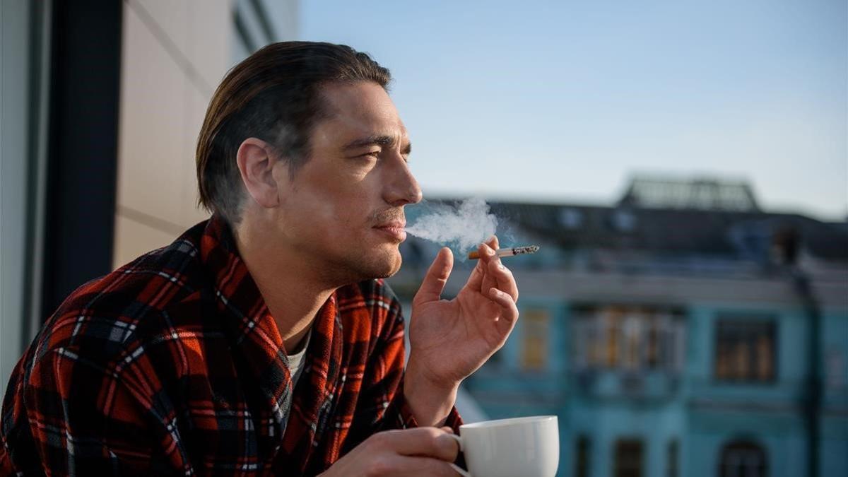zentauroepp50124582 sociedad hombre fumando en un balcon  foto yaroslav astakhov190929165909
