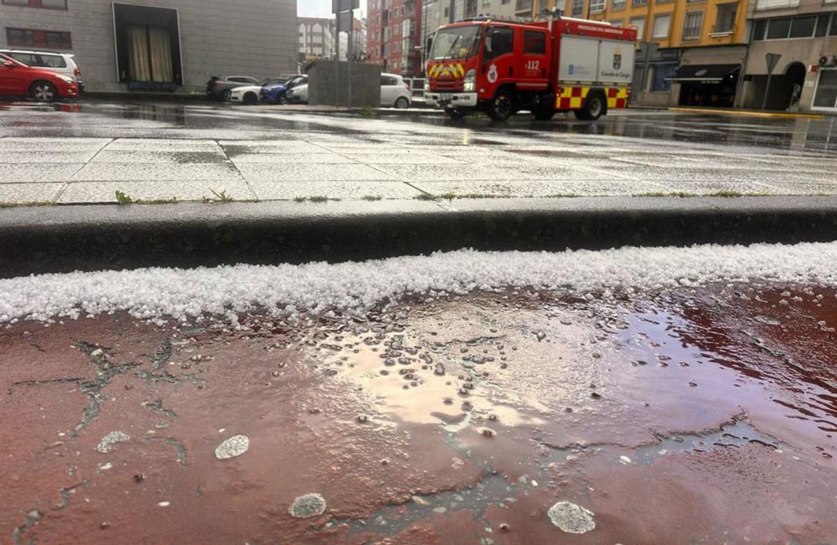 El granizo se acumuló en las cunetas de las calles de Cangas. | FdV