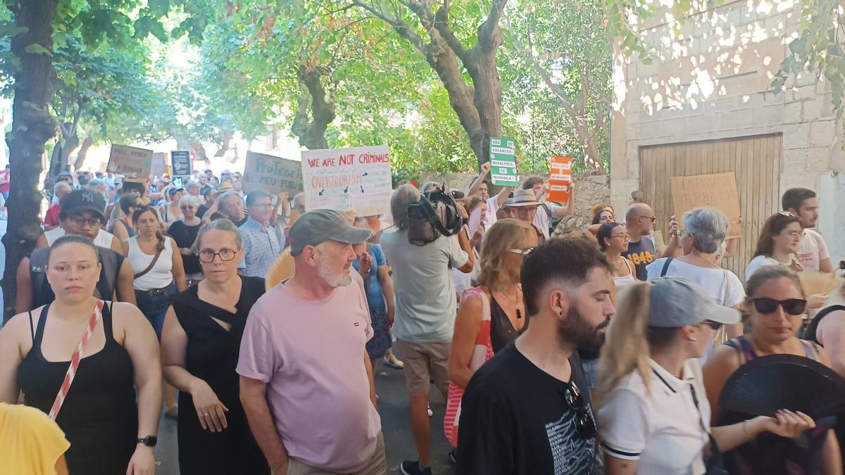 FOTOS | La protesta de Sóller contra la masificación turística, en imágenes FOTOS | La protesta de Sóller contra la masificación turística, en imágenes