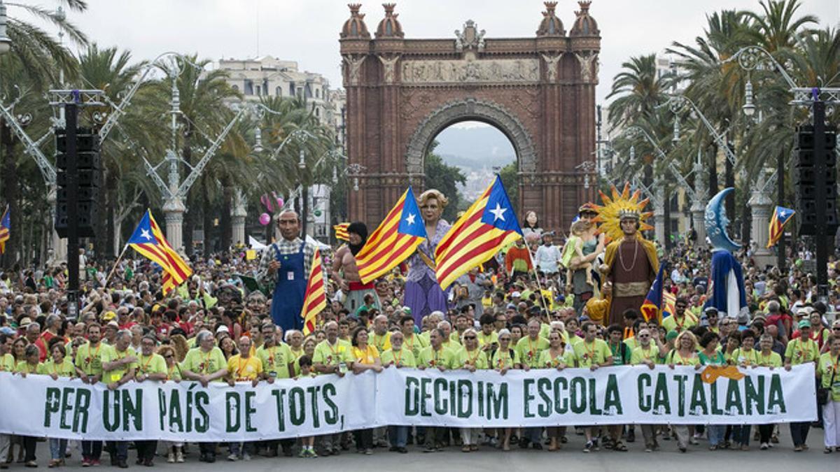 La cabeza de la manifestación en favor de la escuela catalana llega al Arc de Triomf