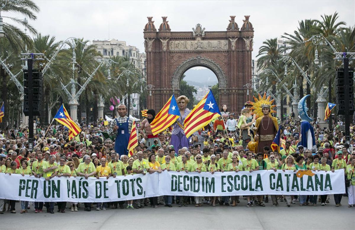 La capçalera de la manifestació en favor de l’escola catalana arriba a l’Arc de Triomf.